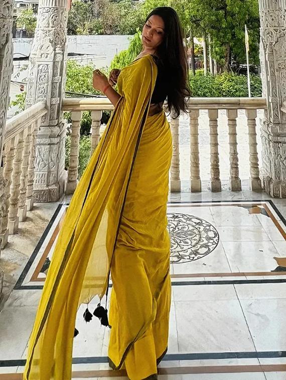 women solid plain saree with blouse - 21968647 - Standard Image - 2
