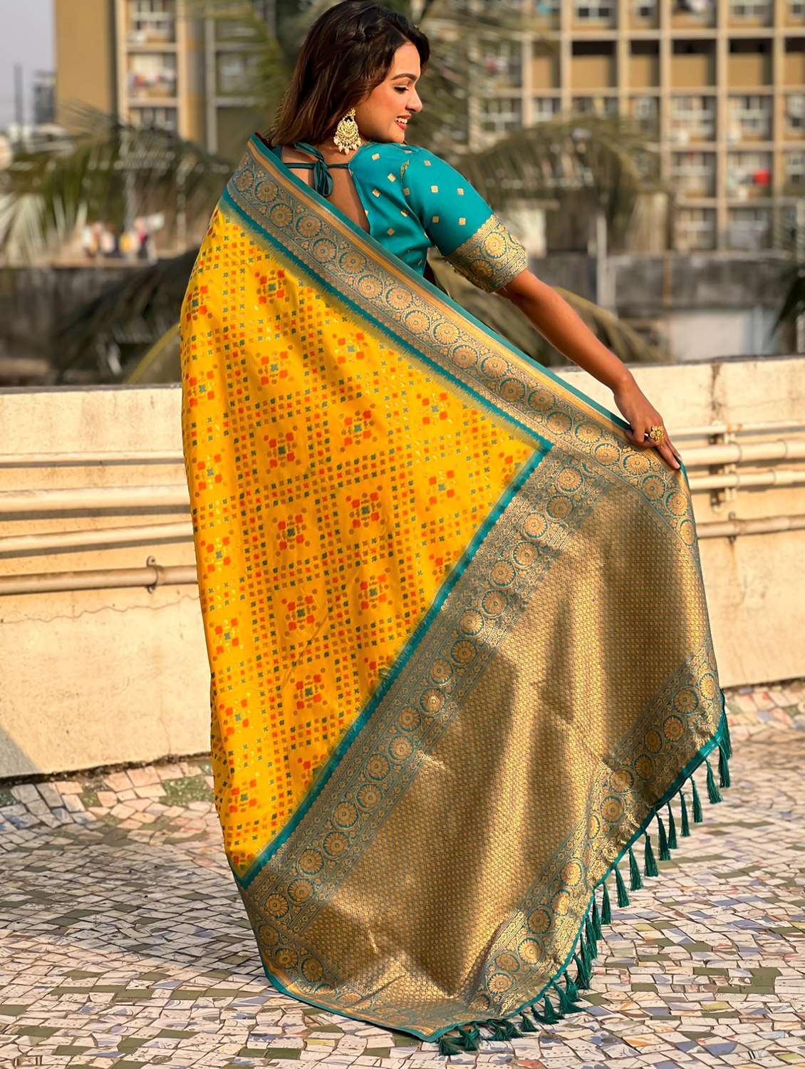 women self design patola saree with blouse - 21968790 -  Standard Image - 2
