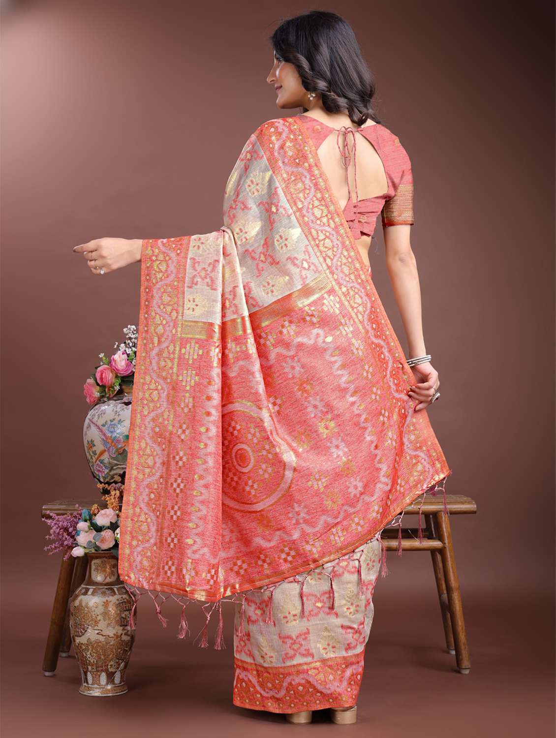 women self design bordered saree with blouse - 21969198 - Standard Image - 2