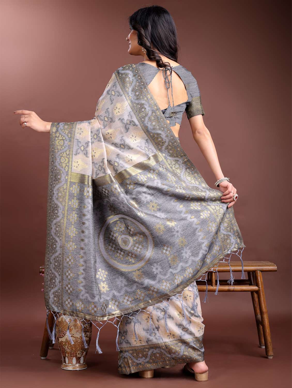 women self design bordered saree with blouse - 21969203 -  Standard Image - 2