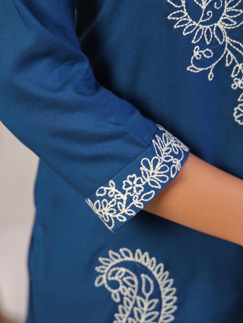 women embroidered notch neck straight kurti - 21969643 - Standard Image - 2