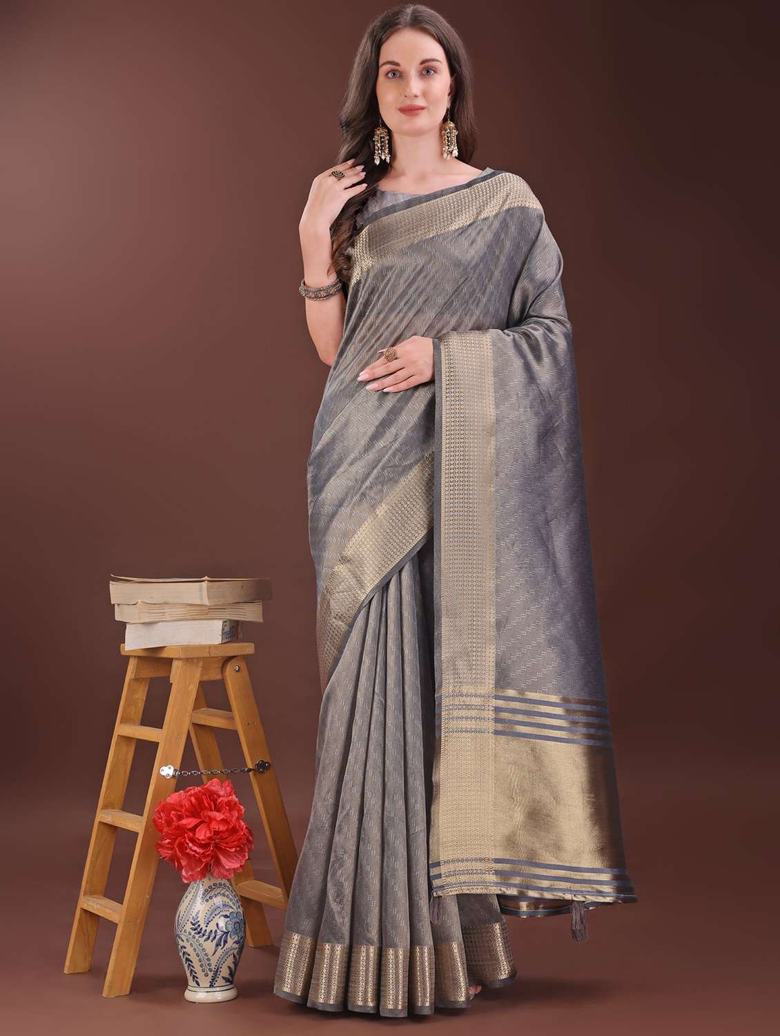 women self design bordered saree with blouse