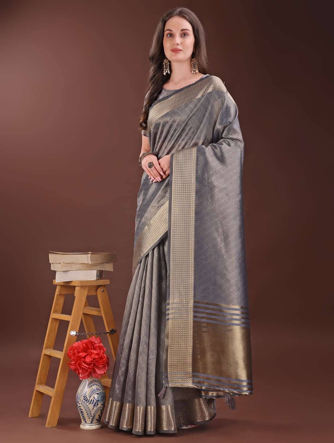 women self design bordered saree with blouse - 21969890 - Standard Image - 2