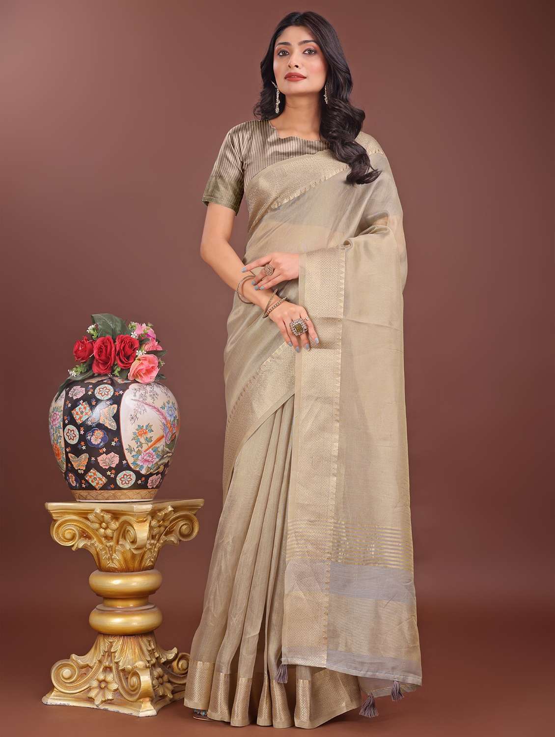 women solid with bordered saree with blouse - 21969896 - Zoom Image - 0