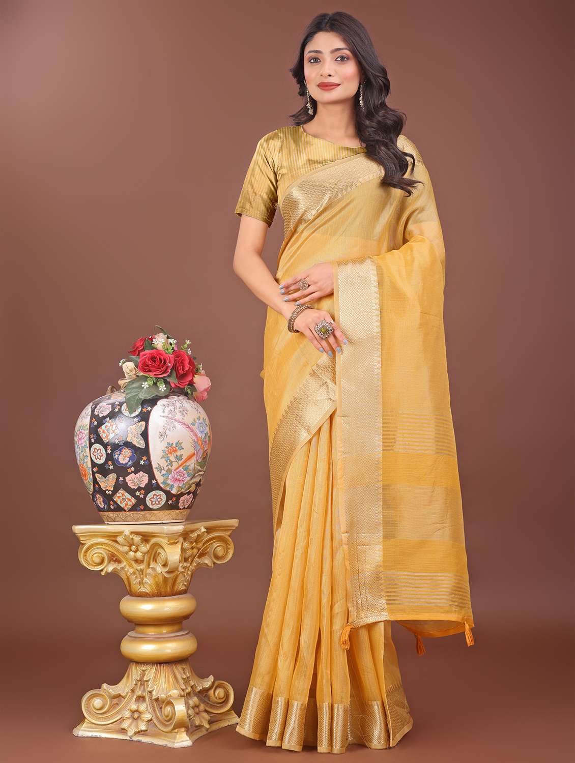 women solid with bordered saree with blouse - 21969898 - Zoom Image - 0