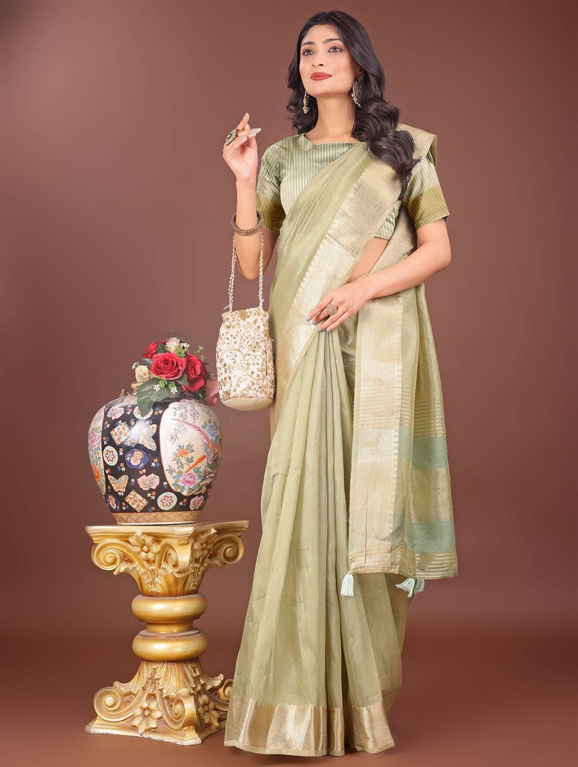 women solid with bordered saree with blouse - 21969900 - Standard Image - 2