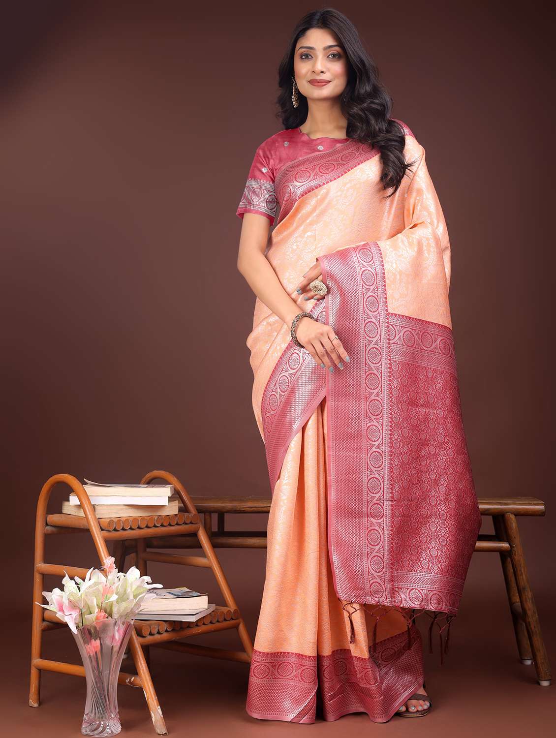 women self design bordered saree with blouse