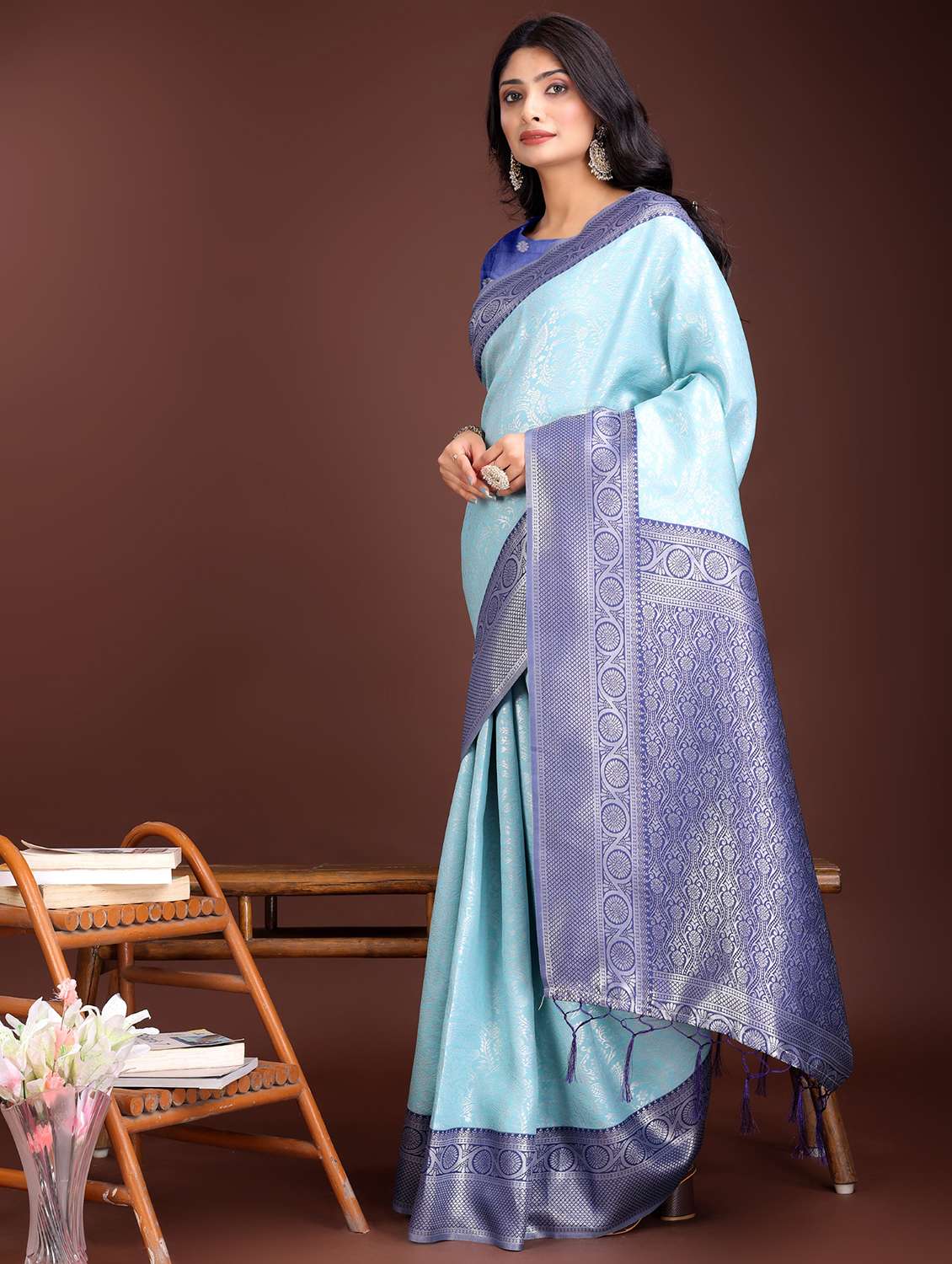 women self design bordered saree with blouse - 21969919 - Standard Image - 2