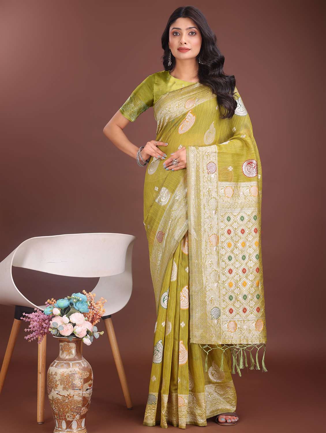 women self design bordered saree with blouse