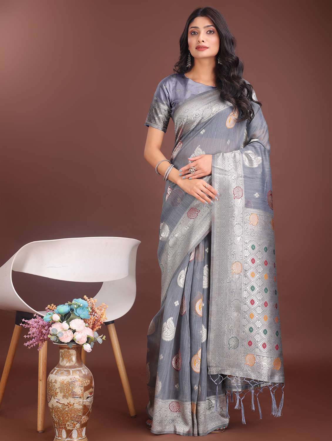 women self design bordered saree with blouse