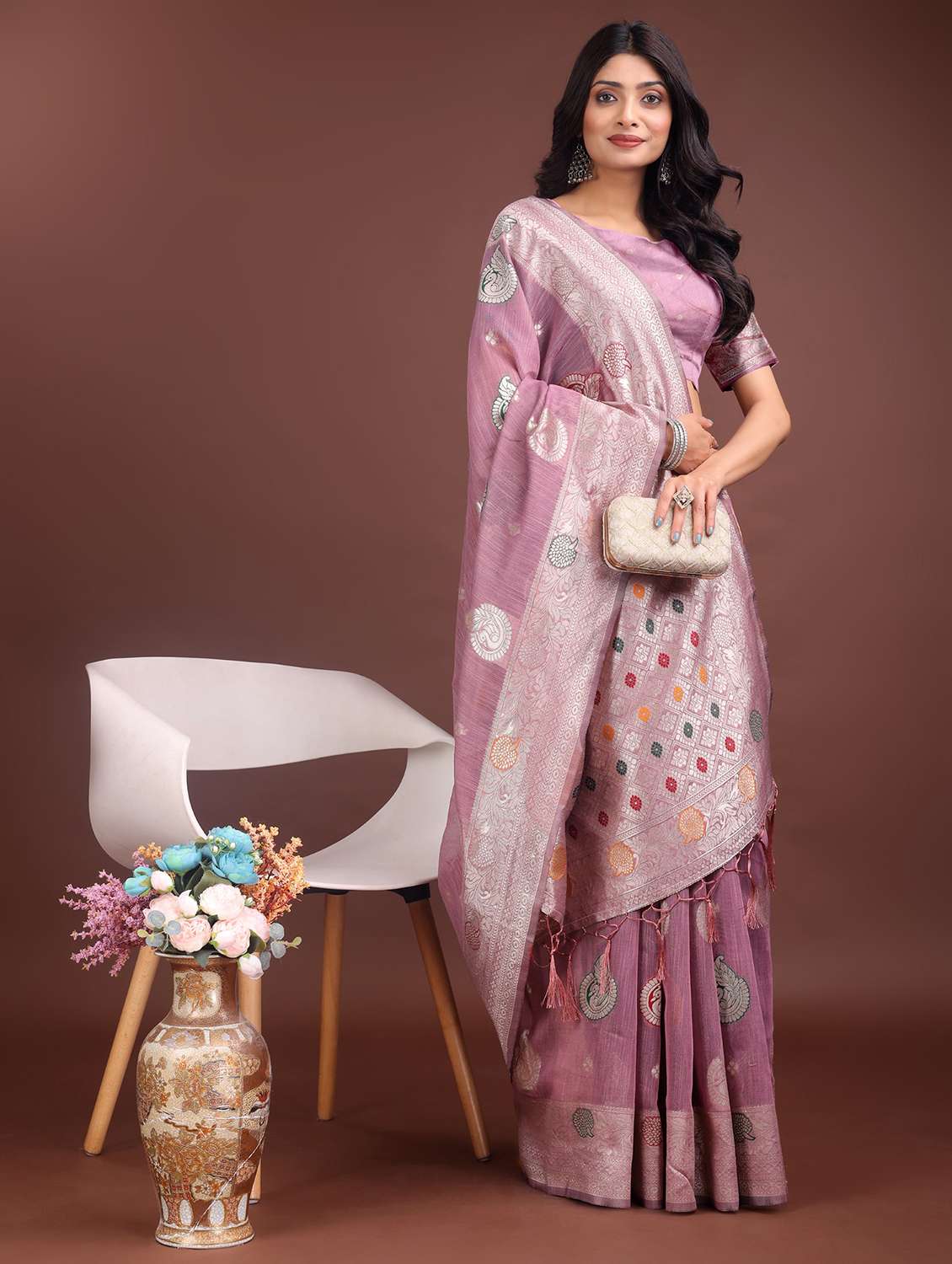 women self design bordered saree with blouse - 21969925 - Standard Image - 2