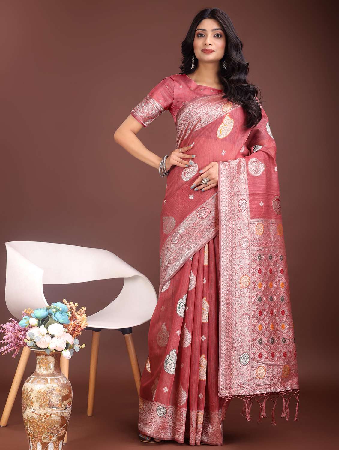 women self design bordered saree with blouse