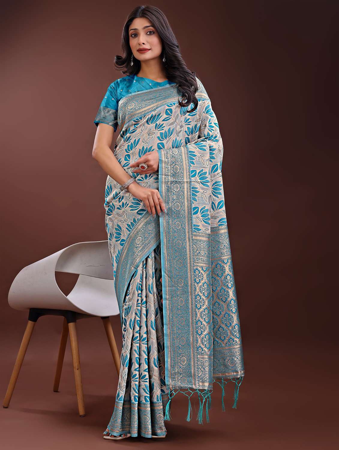 women self design bordered saree with blouse