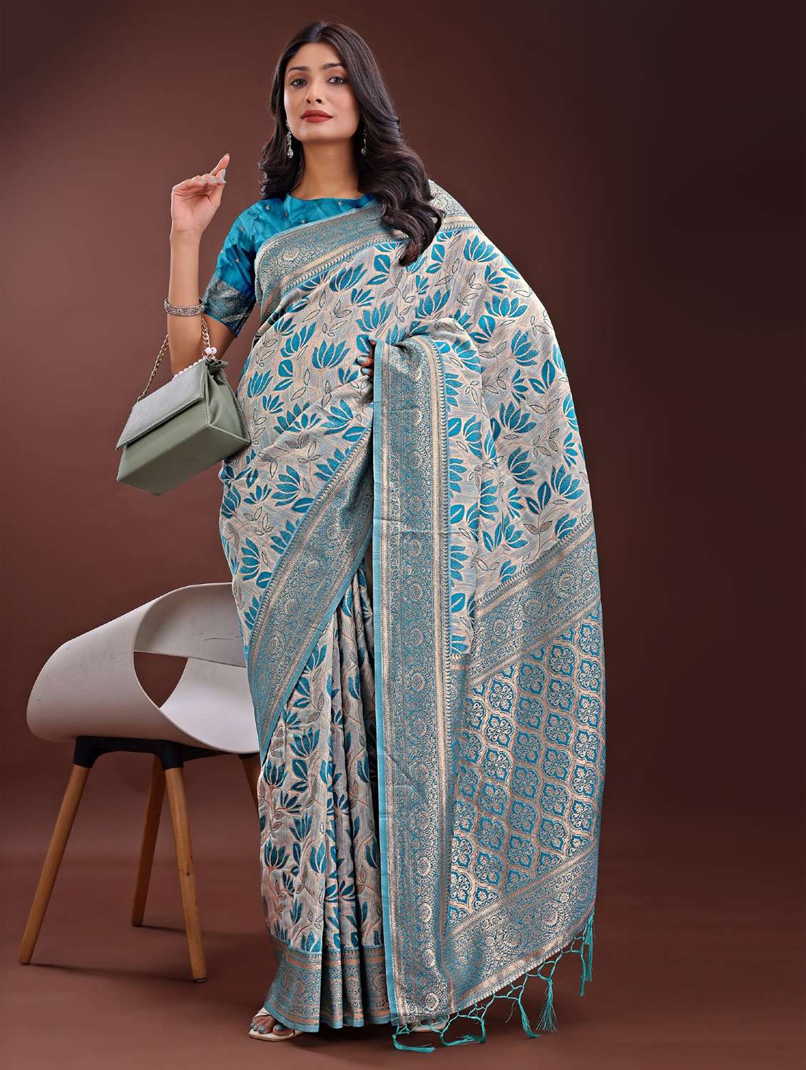 women self design bordered saree with blouse - 21969946 - Standard Image - 2