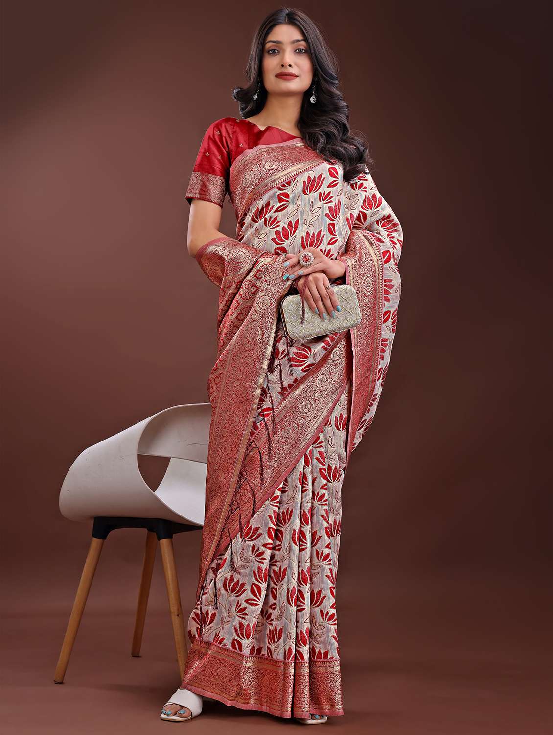women self design bordered saree with blouse - 21969948 - Standard Image - 2