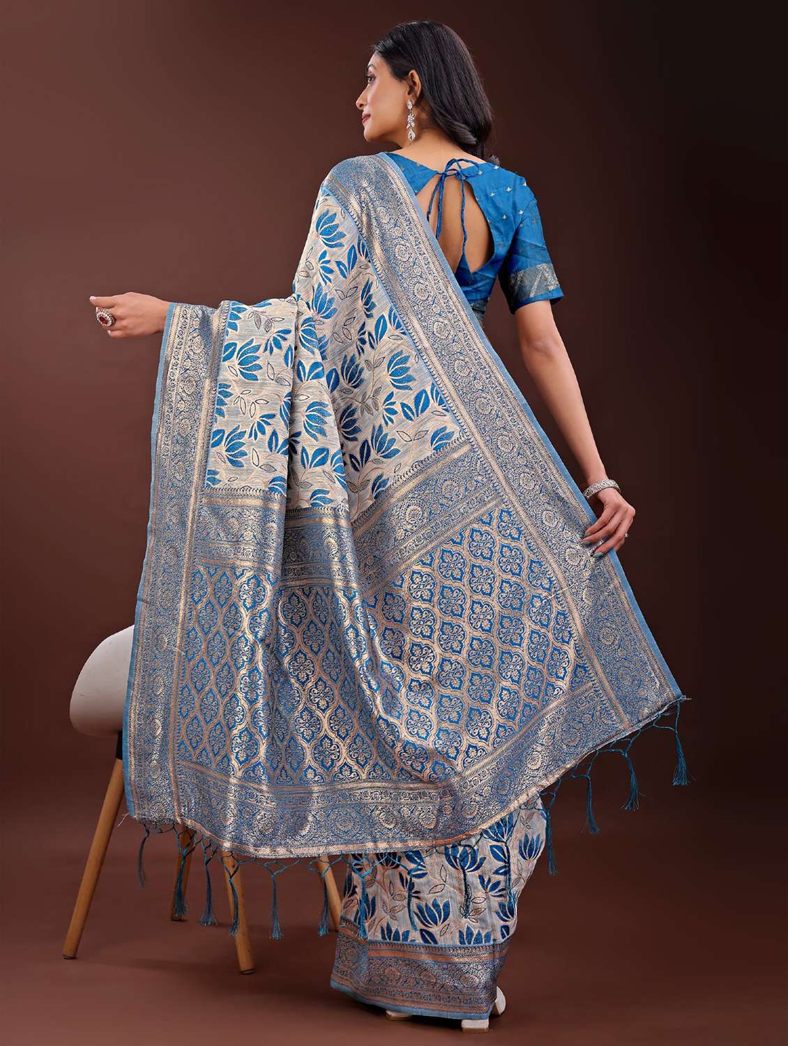 women self design bordered saree with blouse - 21969949 - Standard Image - 2