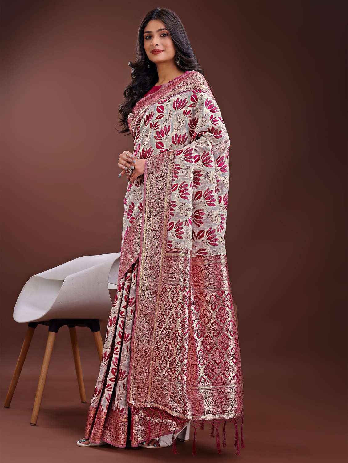 women self design bordered saree with blouse - 21969950 -  Standard Image - 2
