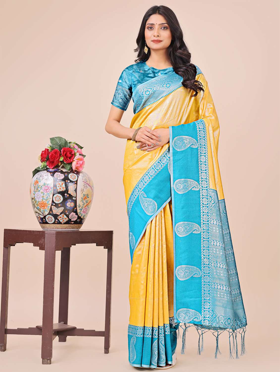 women solid with bordered saree with blouse - 21970001 -  Standard Image - 2