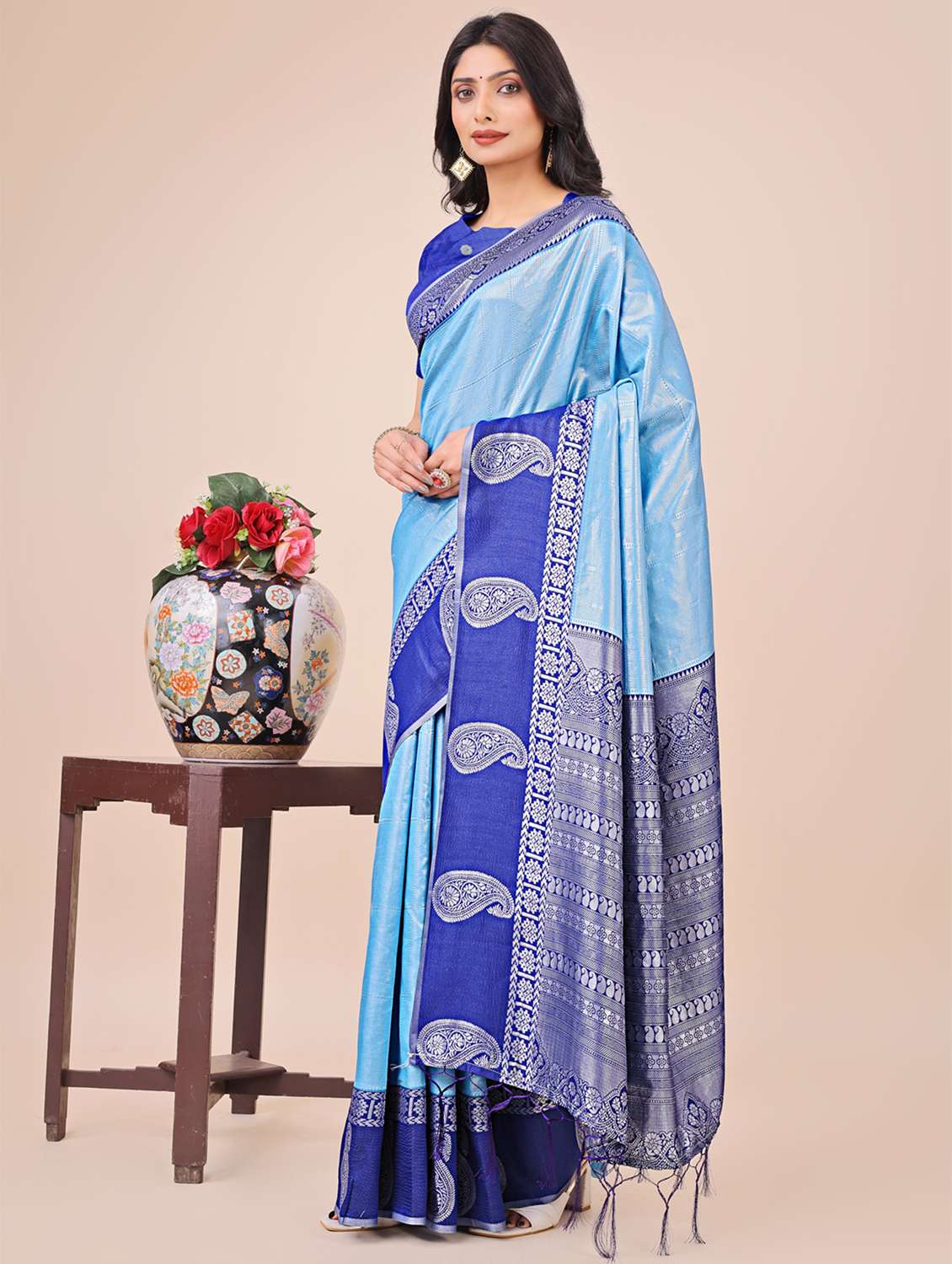women solid with bordered saree with blouse - 21970003 -  Standard Image - 2