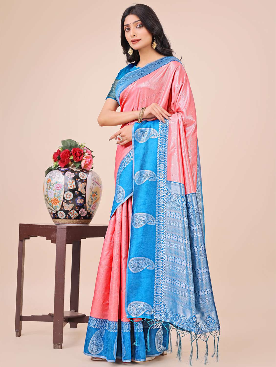 women solid with bordered saree with blouse - 21970004 -  Standard Image - 2
