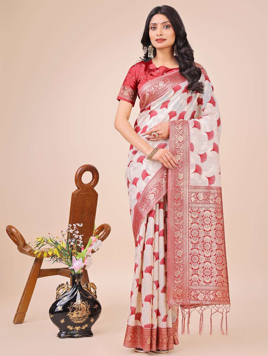 women self design bordered saree with blouse