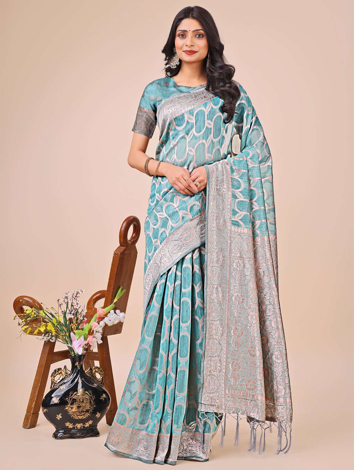 women self design bordered saree with blouse