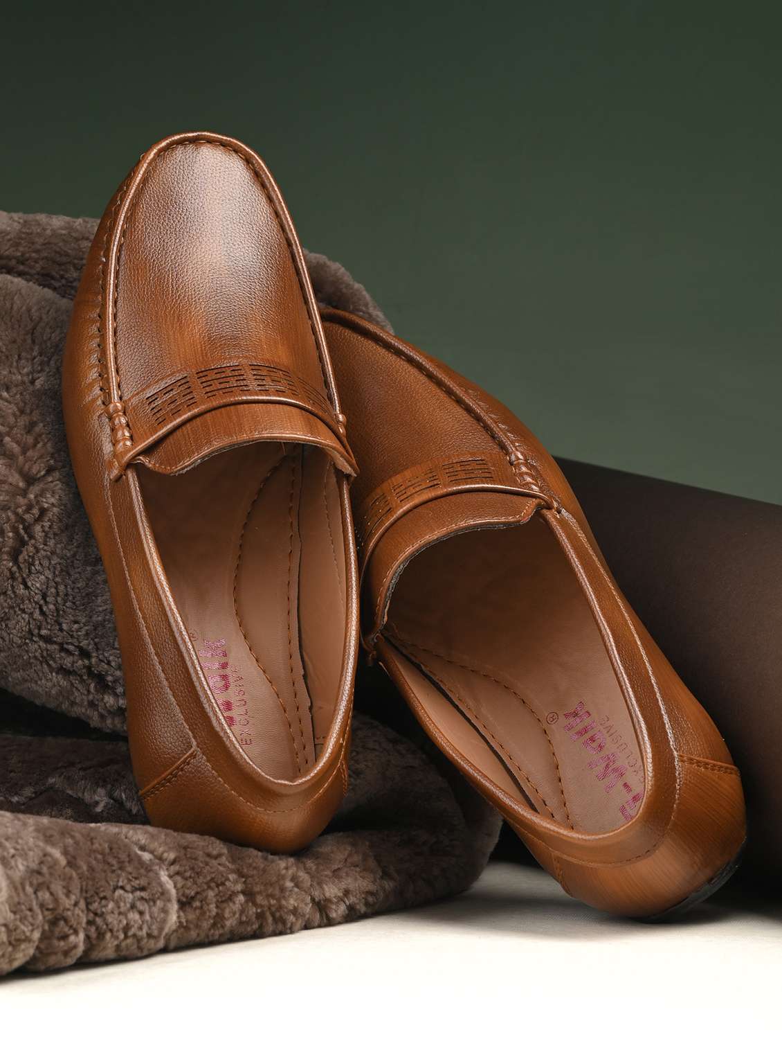 men solid slip on loafer