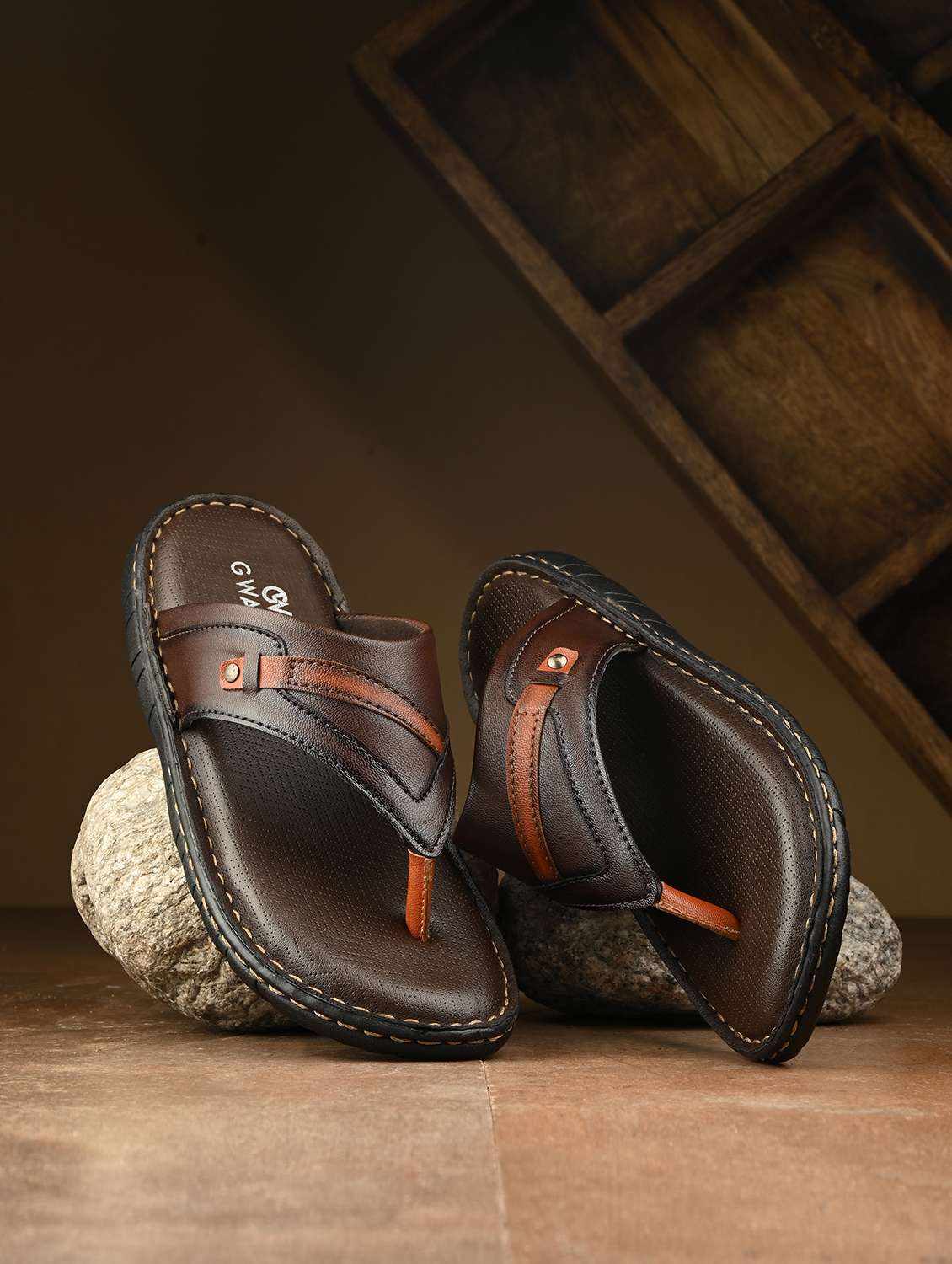 men solid toe separator sandal