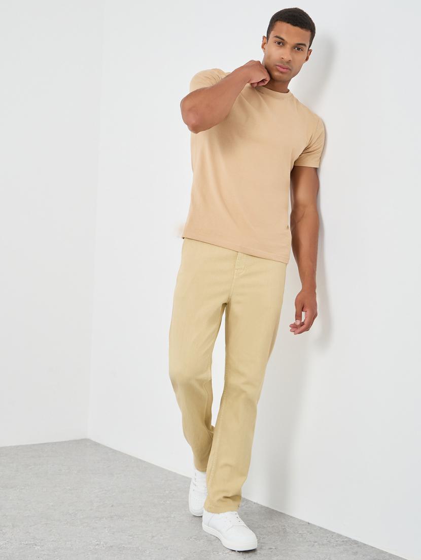 men solid mid rise straight fit jeans - 21970945 - Standard Image - 2