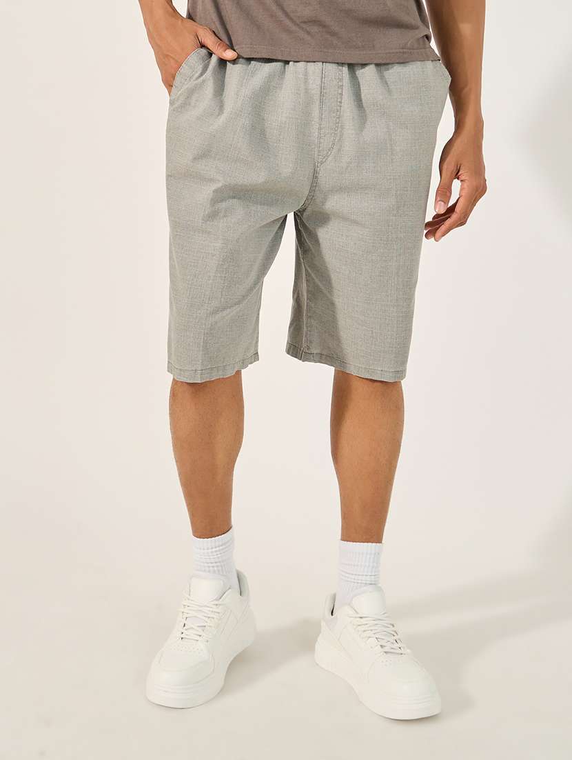 men solid mid rise relaxed fit short