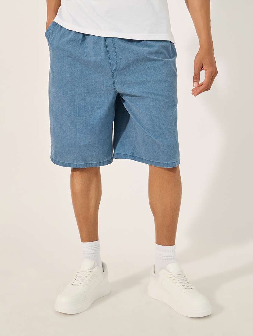 men solid mid rise relaxed fit short