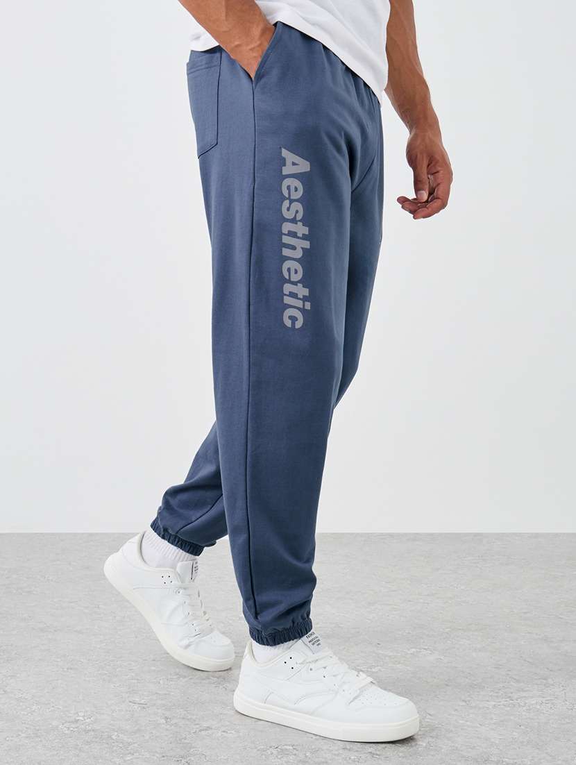 men typographic mid rise relaxed fit jogger