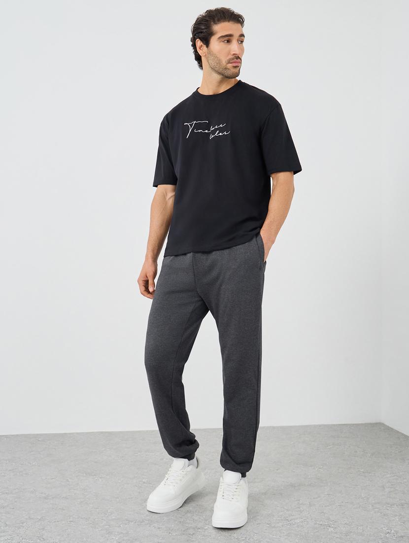 men solid mid rise slim fit jogger - 21971632 - Standard Image - 2