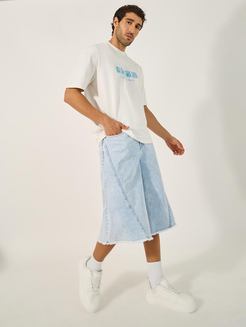 men light blue solid mid rise denim three - fourth shorts - 21971636 - Standard Image - 2