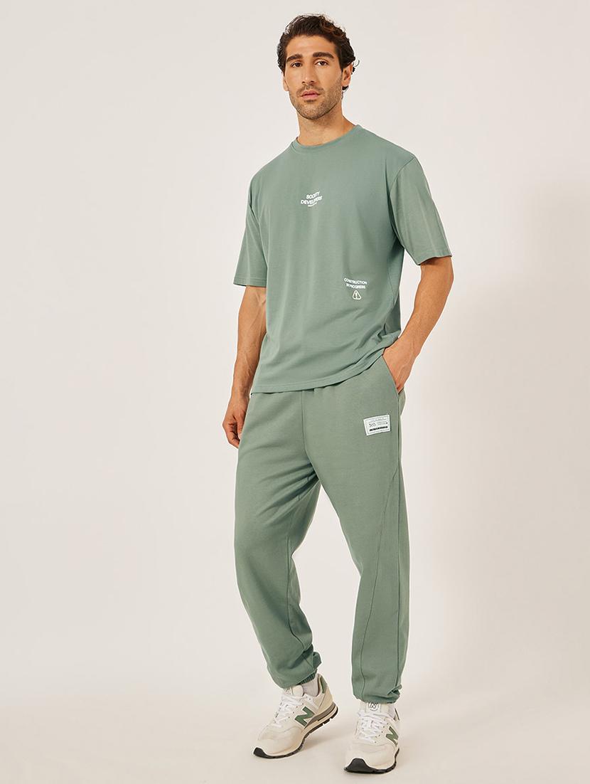 men solid mid rise relaxed fit jogger - 21971746 - Standard Image - 2