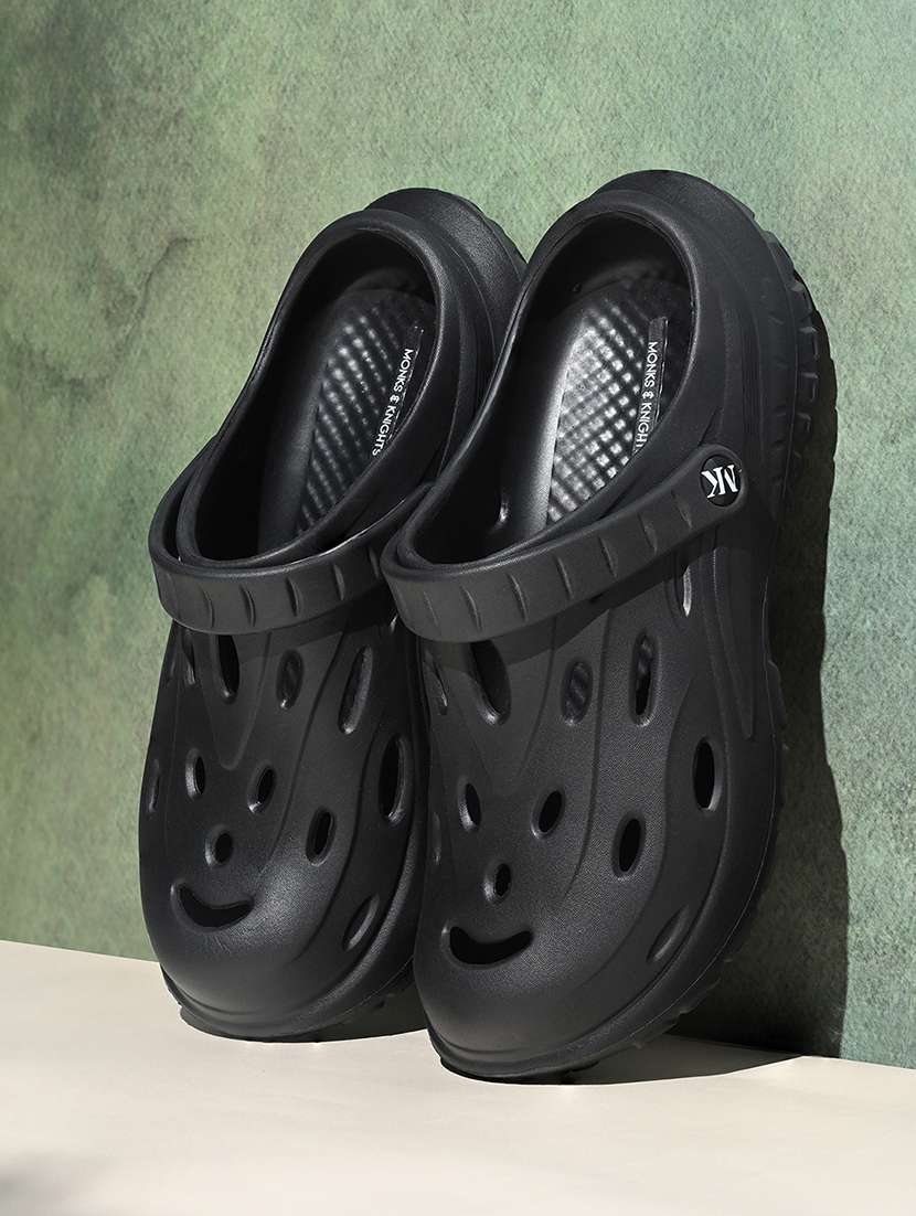 men black solid crocs 