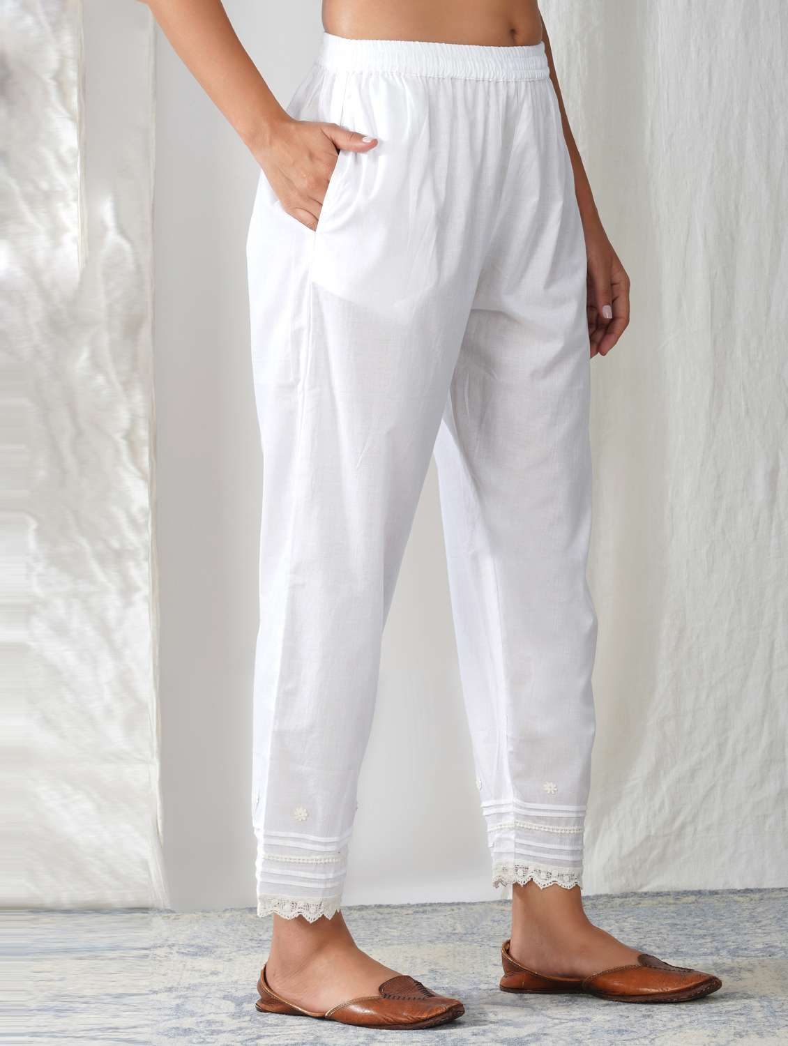 women solid mid rise ankle length tapered pant