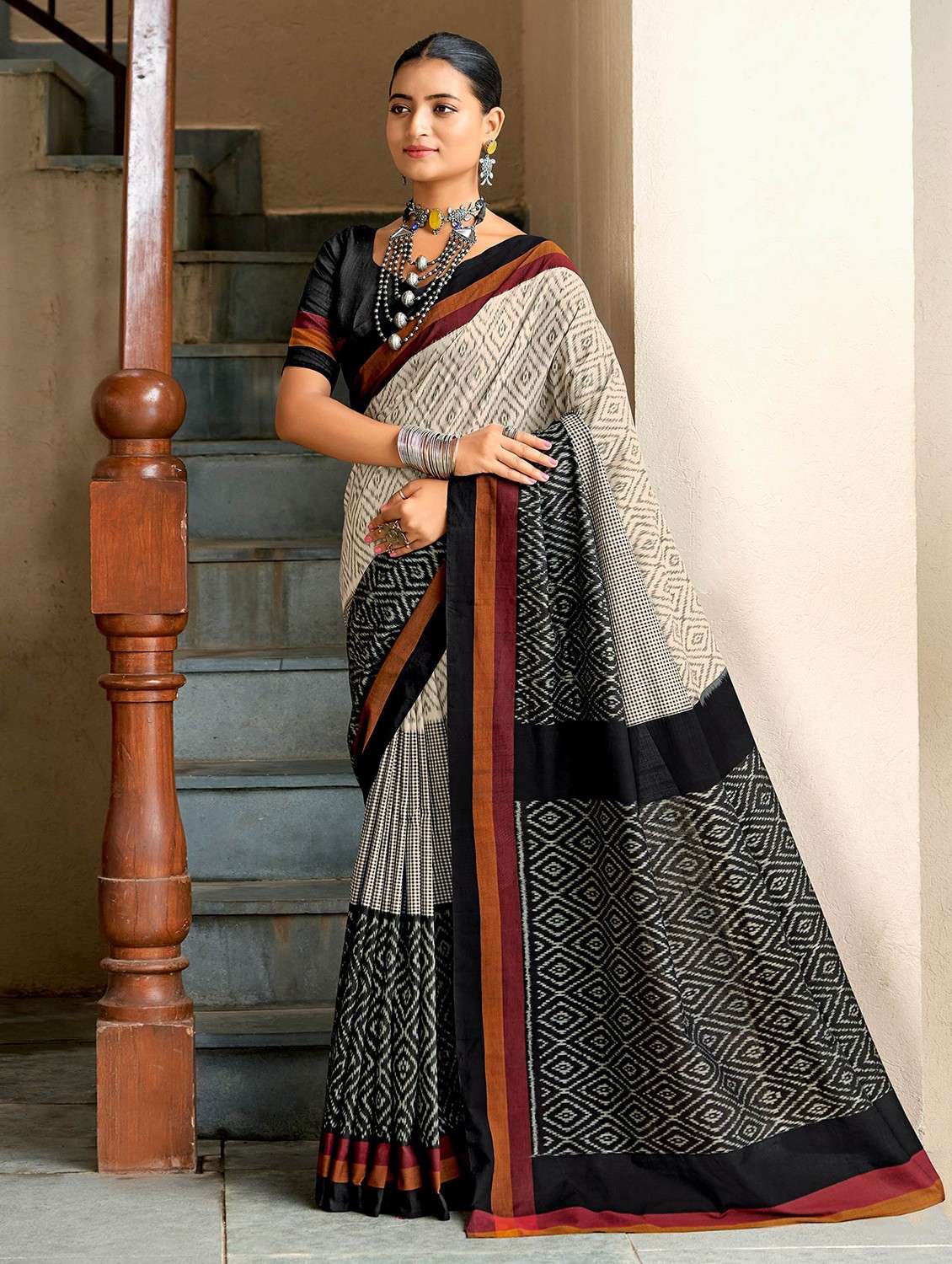 women printed casual wear saree with blouse - 21976150 - Zoom Image - 0