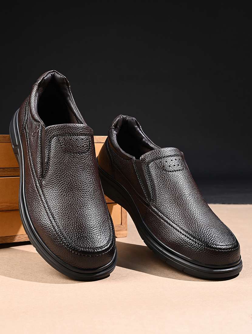 men solid slip on formal shoes - 21979013 - Zoom Image - 0