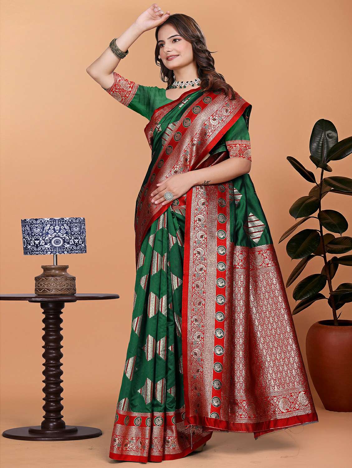 women self design bordered saree with blouse - 21981341 - Standard Image - 2