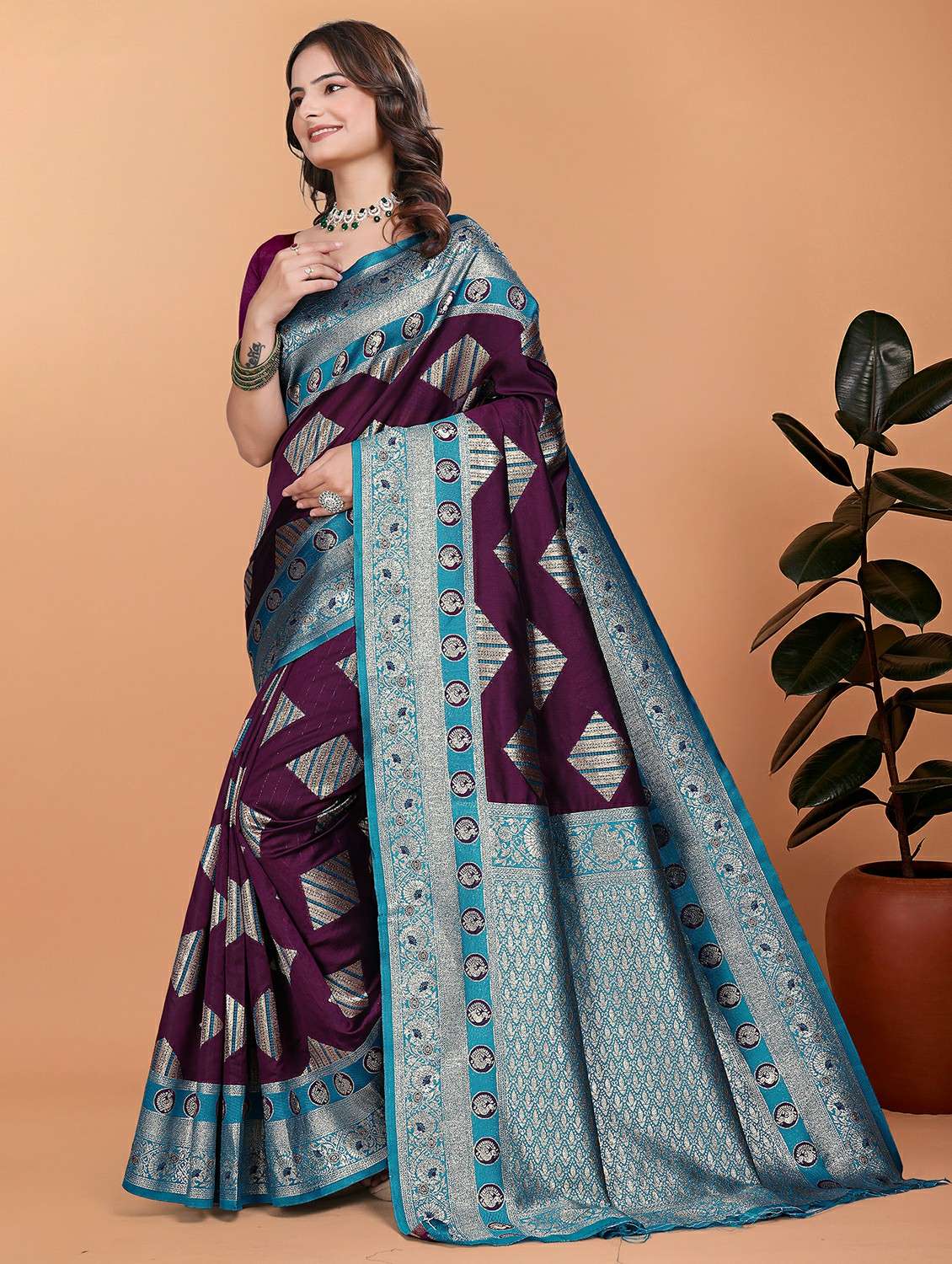 women self design bordered saree with blouse - 21981346 - Standard Image - 2