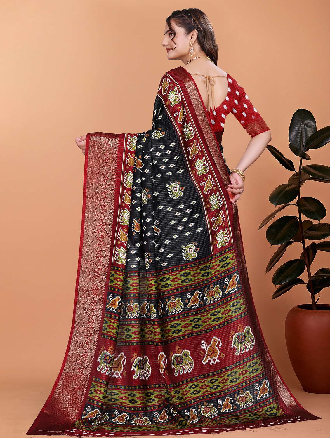 women printed bordered saree with blouse - 21981442 - Standard Image - 2