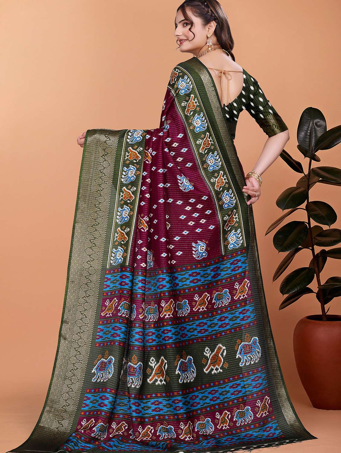women printed bordered saree with blouse - 21981449 - Standard Image - 2