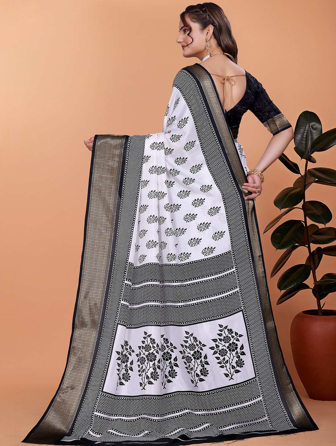 women printed bordered saree with blouse - 21981500 - Standard Image - 2
