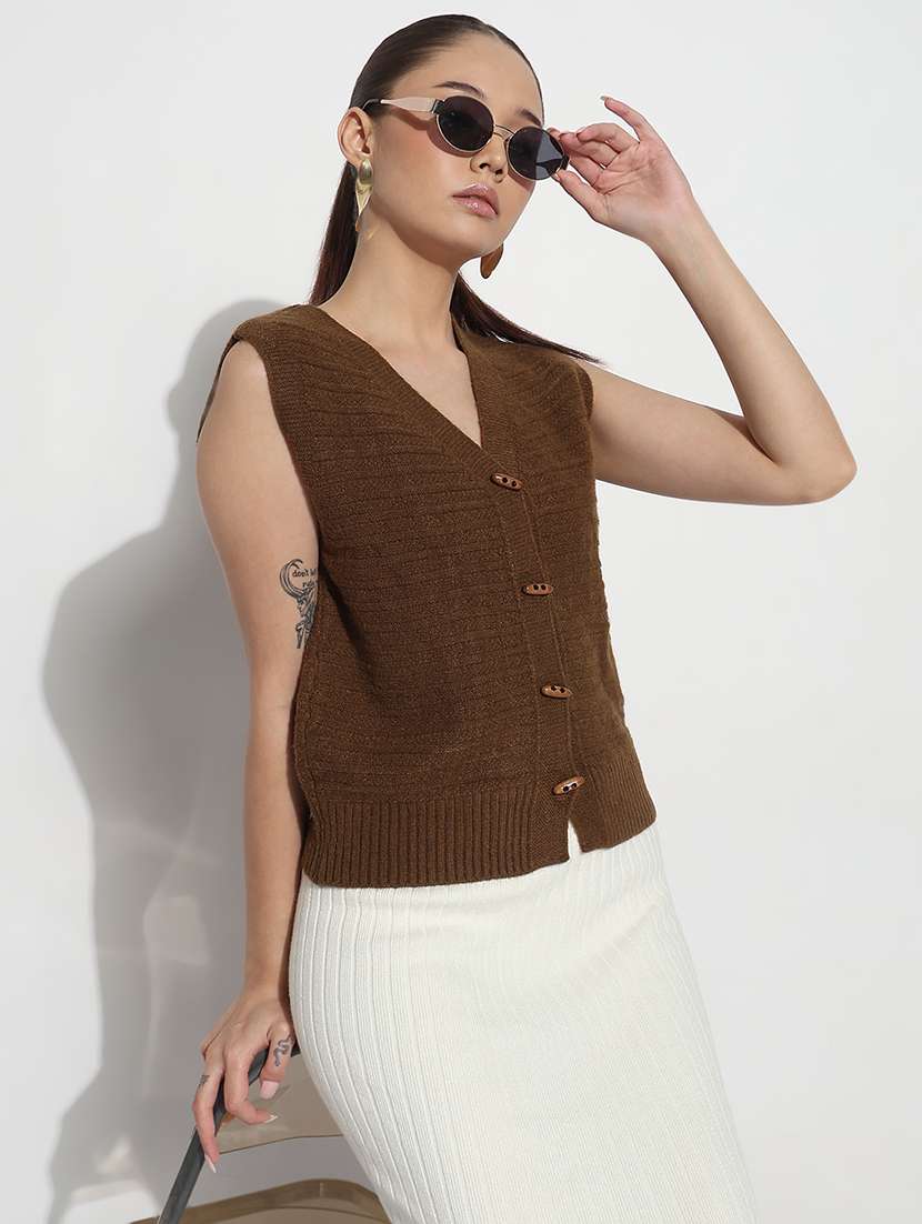 women solid sleeveless kintted top