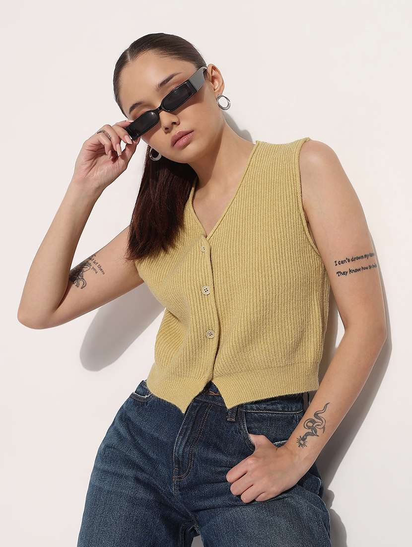 women self designed sleeveless kintted top