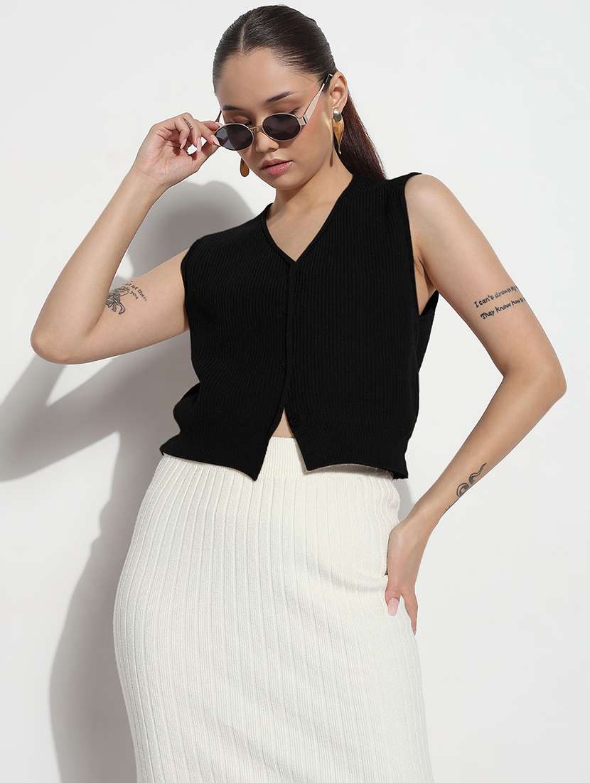 women self designed sleeveless kintted top