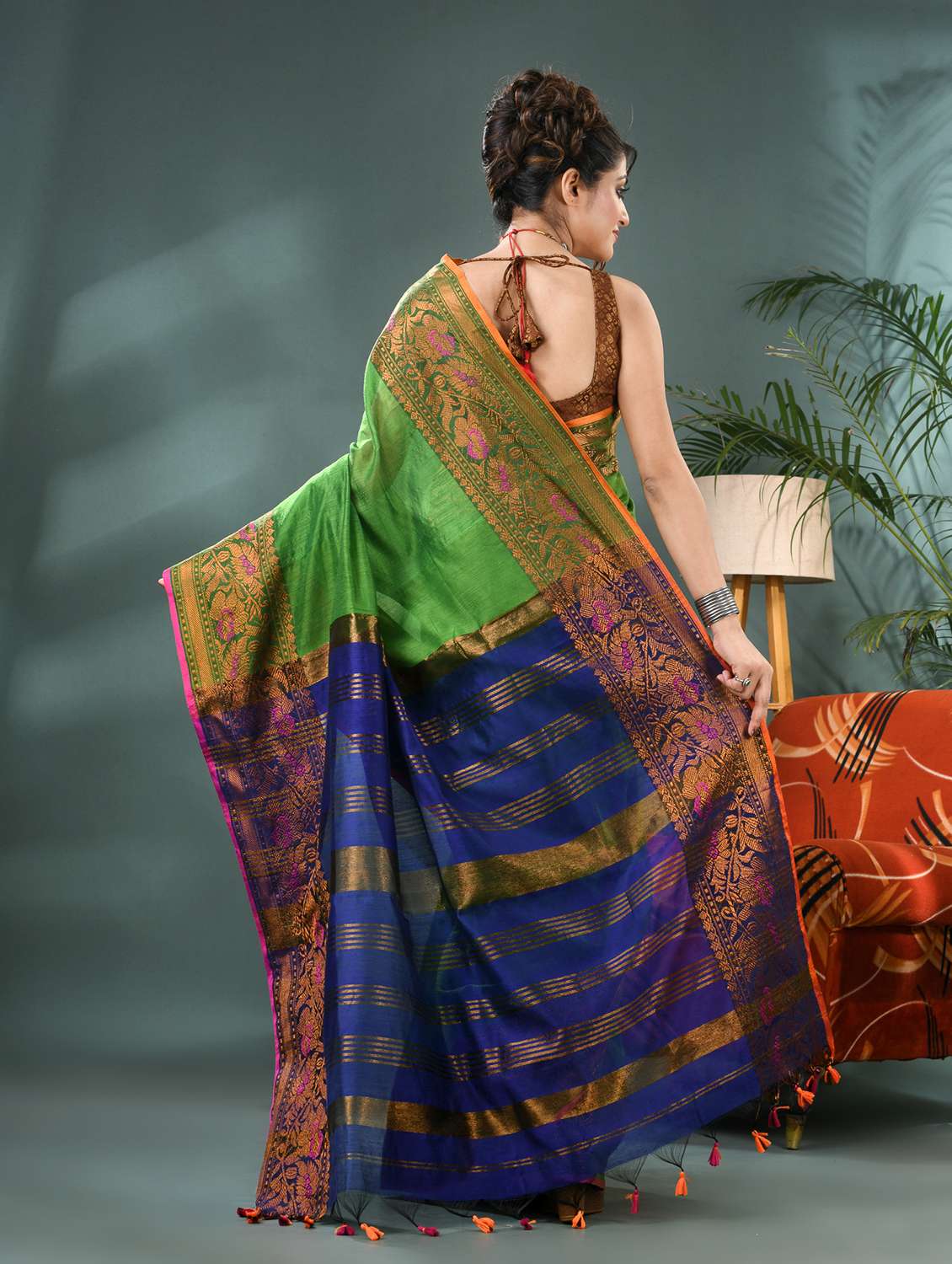 women solid with bordered saree with blouse - 21986612 -  Standard Image - 2