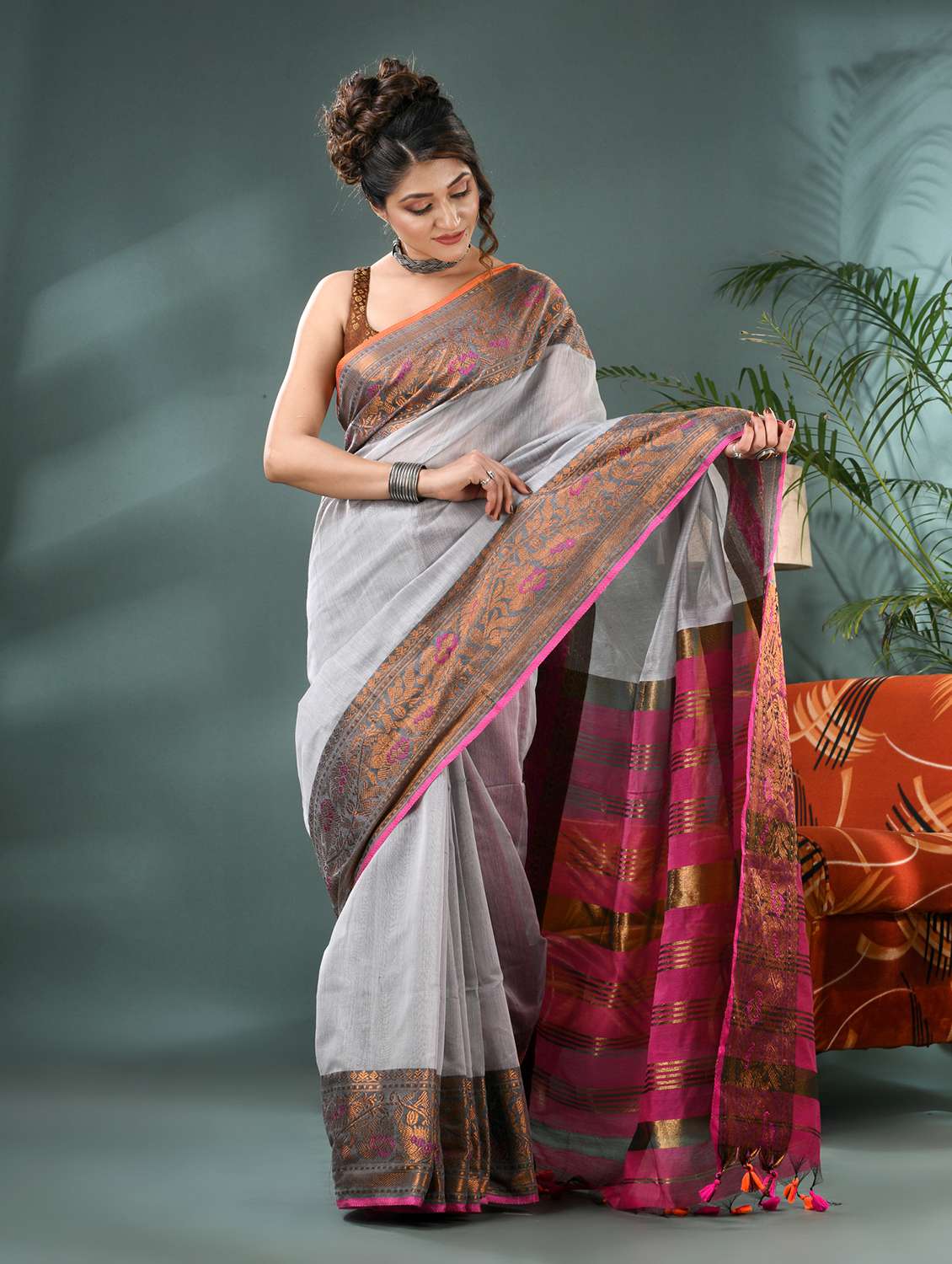 women solid with bordered saree with blouse - 21986614 -  Standard Image - 2