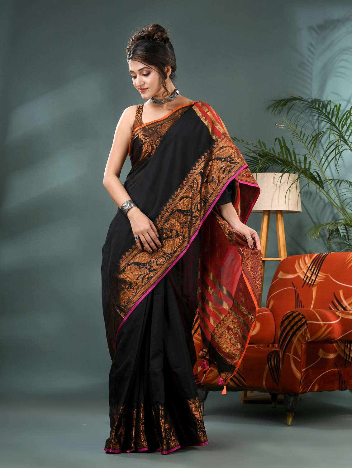 women solid with bordered saree with blouse